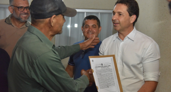 Prefeito Vilela entrega escrituras a moradores do Retiro do Bosque e consolida dignidade para famílias